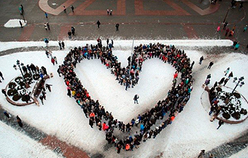 Гродненцы стали в огромную валентинку на центральной площади города