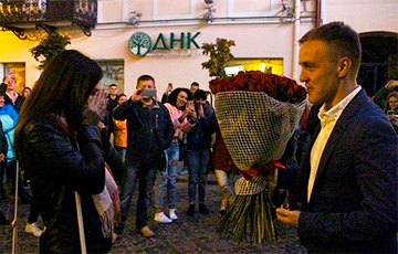 Житель Гродно устроил акцию в центре города ради предложения девушке