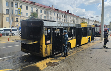 В центре Минска сгорел автобус МАЗ