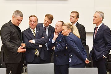 Министр обороны Украины показал немецкому коллеге Писториусу кадры горящей Москвы