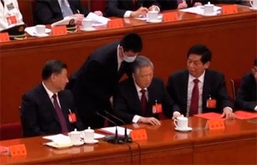 В Китае рассказали, почему экс-главу страны вывели под руки из президиума
