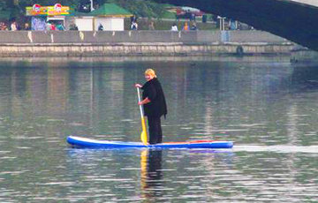 Фотофакт: Женщина с веслом плавала по Свислочи