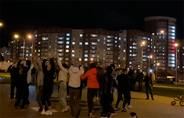Минчане устроили танцевальную вечеринку в микрорайоне Брилевичи