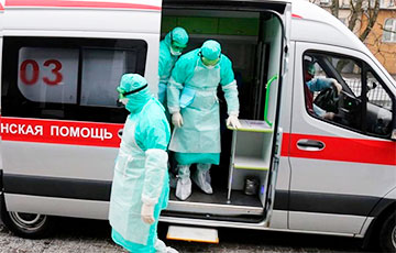 Фотофакт: «Скорые» забирают минчан с подозрением на коронавирус