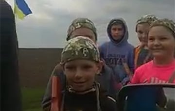 Украинские дети с игрушечным оружием устроили блокпост и проверяли водителей