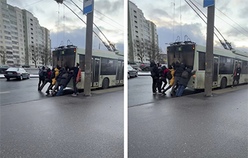 В Сети восхищаются тем, как пассажиры помогли водителю троллейбуса в Минске