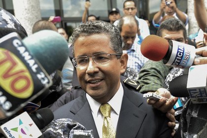 Объявленный в розыск бывший президент Сальвадора явился в суд