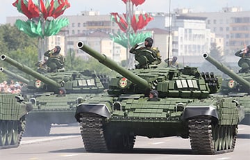 Армия Беларуси выставила деревянные танки на украинской границе