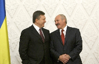 Лукашенко подарил Януковичу голову зубра (Фото)