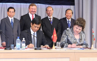 Беларусь заключила новые контракты на поставку во Вьетнам карьерной техники и тракторов