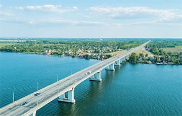 В районе Антоновского моста прогремели взрывы и начался пожар