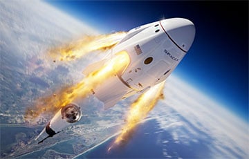 Космические туристы вернулись на Землю после полета на корабле Blue Origin