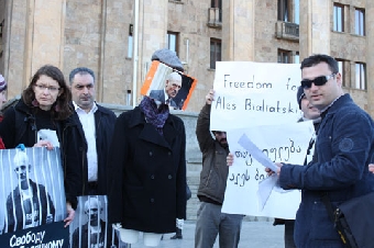 Грузинские правозащитники потребовали освобождения Алеся Беляцкого (Фото)