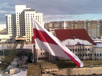 Витебский университет под бело-красно-белым флагом (Фото)