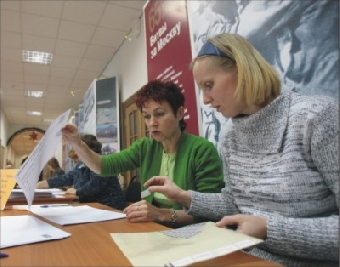 Голосование на всех созданных в Беларуси участках по выборам в Госдуму РФ идет активно - посольство