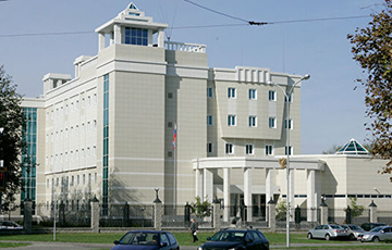 Посольство РФ в Минске задымило от фейерверков