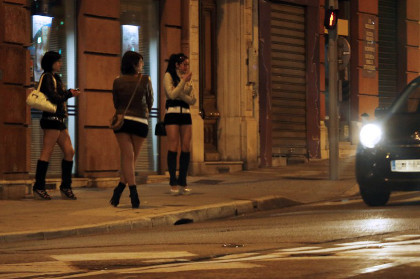В Франции приняли закон о штрафах для клиентов проституток