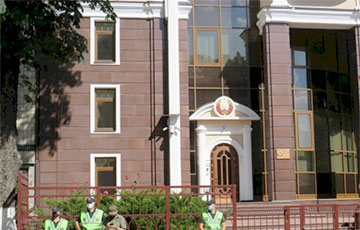 Будут ли лукашенковские дипломаты покидать посольство в Киеве?