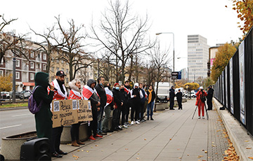 Белорусы провели митинг возле здания Интерпола в Варшаве