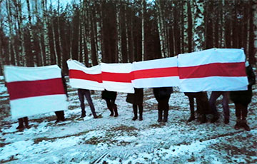 Жители Светлогорска вышли с бело-красно-белыми флагами