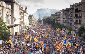 Сторонники независимости Каталонии вышли на марш в Барселоне