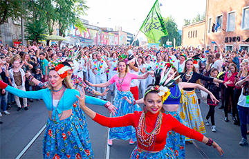 В центре Минска прошел жаркий бразильский карнавал