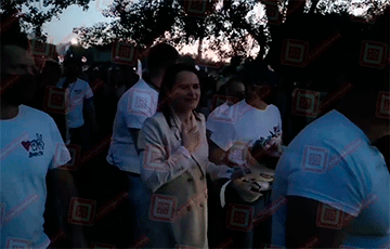 Белорусы провожают Светлану Тихановскую под лозунг «Верым! Можам! Пераможам!»