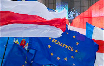 Видеофакт: На пикете по сбору подписей «Европейской Беларуси» играет живая музыка