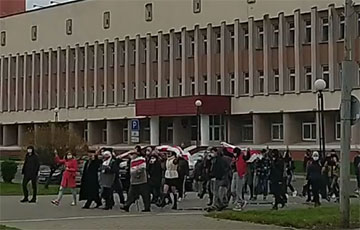 Новополоцк вышел на акцию протеста под бело-красно-белыми флагами