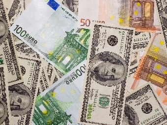 Белорусский рубль снова укрепился к доллару и евро