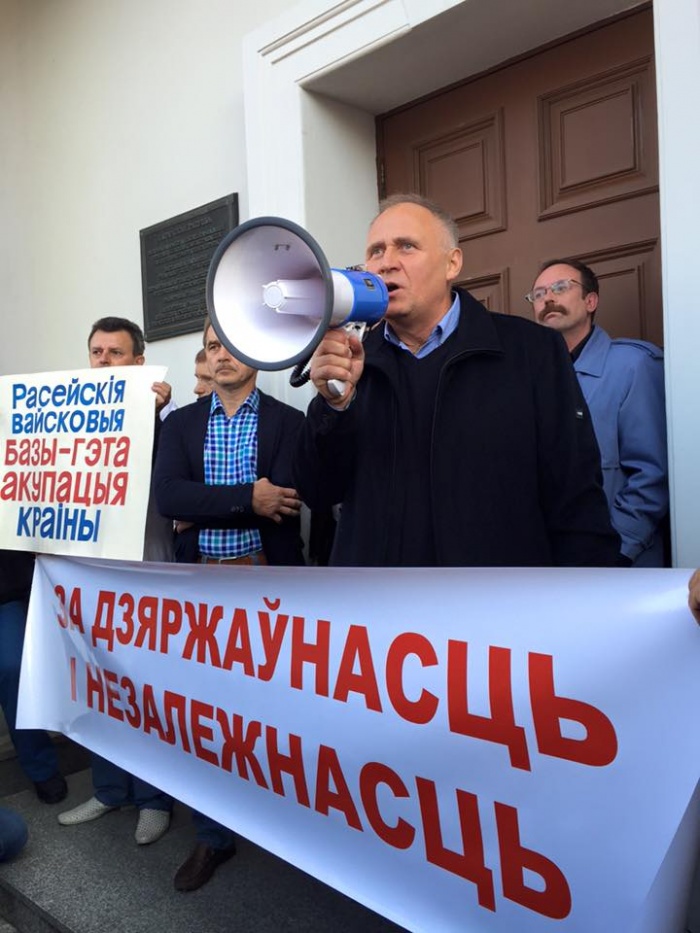 Статкевич зовет белорусов на новую акцию и предлагает пройти по Минску с флагами