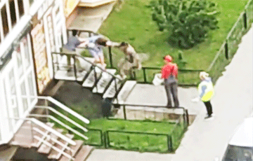В московитском Воронеже «герой СВО» избил женщину у подъезда многоэтажки