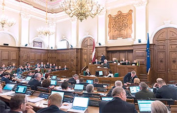 Сейм Латвии запретил части сотрудников госуправления выезд в Беларусь