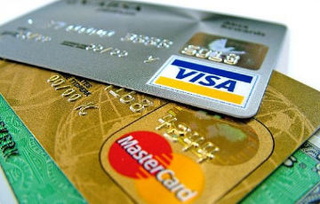 Беларусские банки предупредили, что перестанут продлевать сроки платежных карт