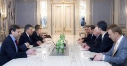 Янукович пообещал Маккейну продолжить евроинтеграцию Украины