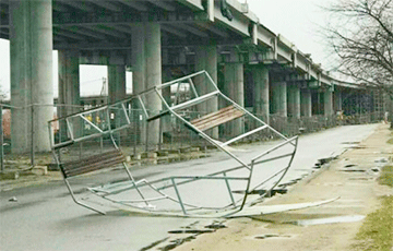 Фотофакт: В Бресте с моста на тротуар упала беседка