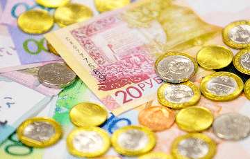 Беларусам вместо долларов и евро в банках начали выдавать рубли