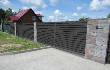 Житель пригорода Минска заказал забор по цене квартиры