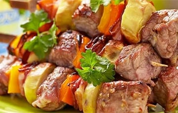 Без мангала и барбекю: как приготовить вкусный шашлык в духовке