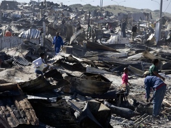 В ЮАР четыре тысячи человек остались без крова из-за пожара