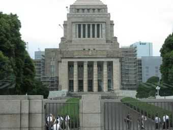 Японец попытался совершить харакири перед зданием парламента