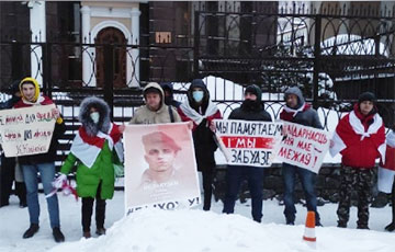«Я выхожу!»: белорусы провели акцию возле посольства в Киеве