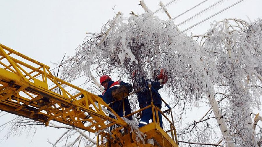 В результате обильного снегопада 135 населенных пунктов лишились электричества