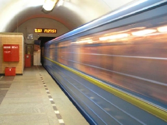 В минском метро разделась девушка (Фото)