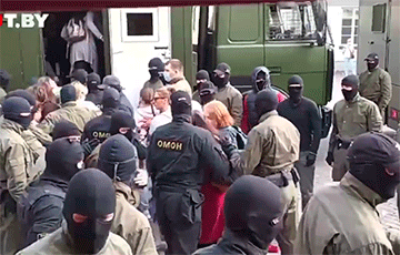 Видеофакт: Палач Караева брутально забросил белоруску в автозак