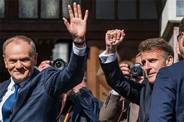 Беларуска вышла позавтракать и встретила Туска с Макроном