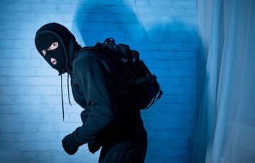 Беларуска застала грабителя в собственном доме и помогла задержать его