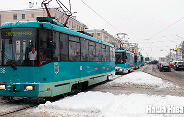 В Минске Renault зажало между двумя трамваями