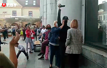 В Гродно участницы Женского марша сорвали маску с неизвестного, который снимал их на камеру
