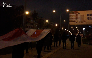 Протестующие из Романовской Слободы прошлись маршем под огромным национальным флагом